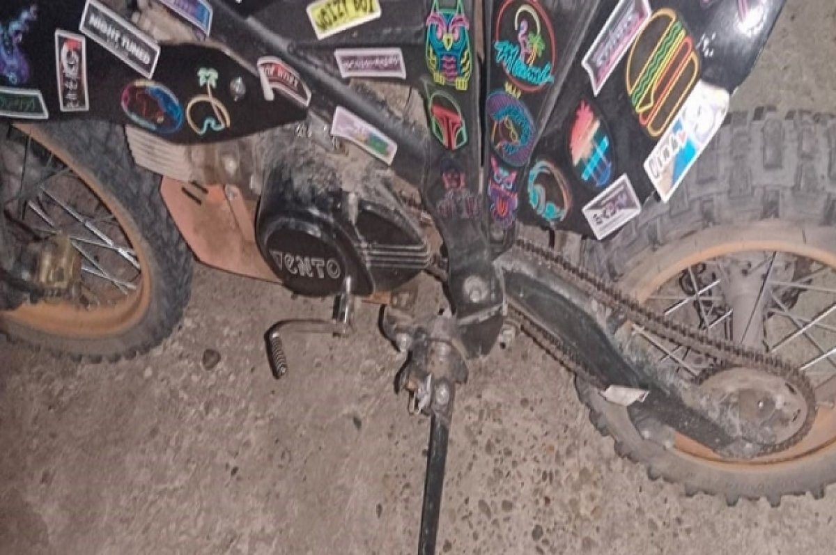    На Кубани несовершеннолетний без прав на питбайке сбил 17-летнего пешехода