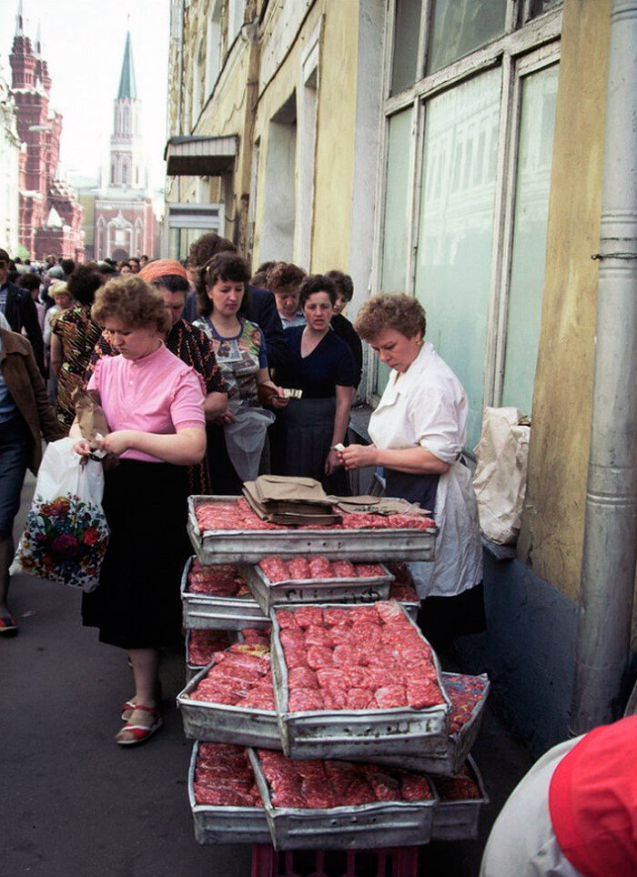 Полная антисанитария, но отбоя от покупателей все равно нет.