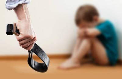    Бить ребенка не выход. Бесспорно, дети — цветы жизни, самое светлое, прекрасное и удивительное, что у нас есть. Но иногда они бывают просто невыносимыми — кричат, кусаются, царапаются, бьются в истерике и делают всё возможное, чтобы добиться своей цели — будь то новая игрушка или мамино внимание. Что же делать, если ваш ребёнок не слушается, капризничает и плохо себя ведёт? Бить ребенка или не бить? 