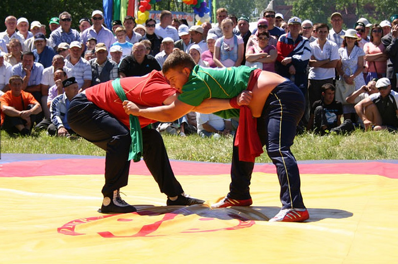 У каких народов традиционный вид спорта кереш. Национальная борьба куреш Татарская. Сабантуй борьба куреш. Башкирская борьба куреш. Сабантуй Башкирский праздник куреш.