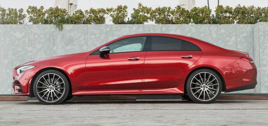  Вместо стандартных 19-дюймовых колёс можно заказать многоспицевые 20-дюймовые за 84 тысячи рублей. Крышка багажника с электроприводом стоит 49 тысяч, бесключевой доступ в салон и пневмоподвеска ― 65 тысяч и 178 тысяч соответственно. 