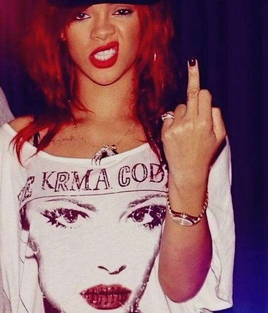 Женщина вообще никому ничего не должна. Если она будет подчиняться, ее за это не будут любить.