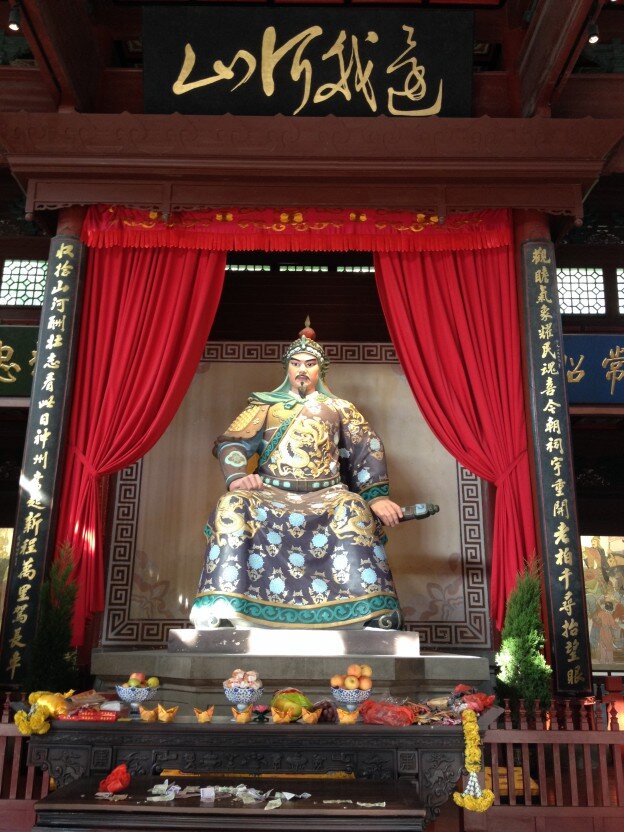 В храме генерала Юэ Фэя ( 岳飞 Yuè Fēi, 1103-1141), национального героя Китая