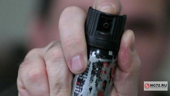 Перцовый баллончик police. Перцовый баллончик в автобусе. Перцовый баллончик в общественном транспорте. Рука с перцовым баллончиком. Газовый баллончик в руке.