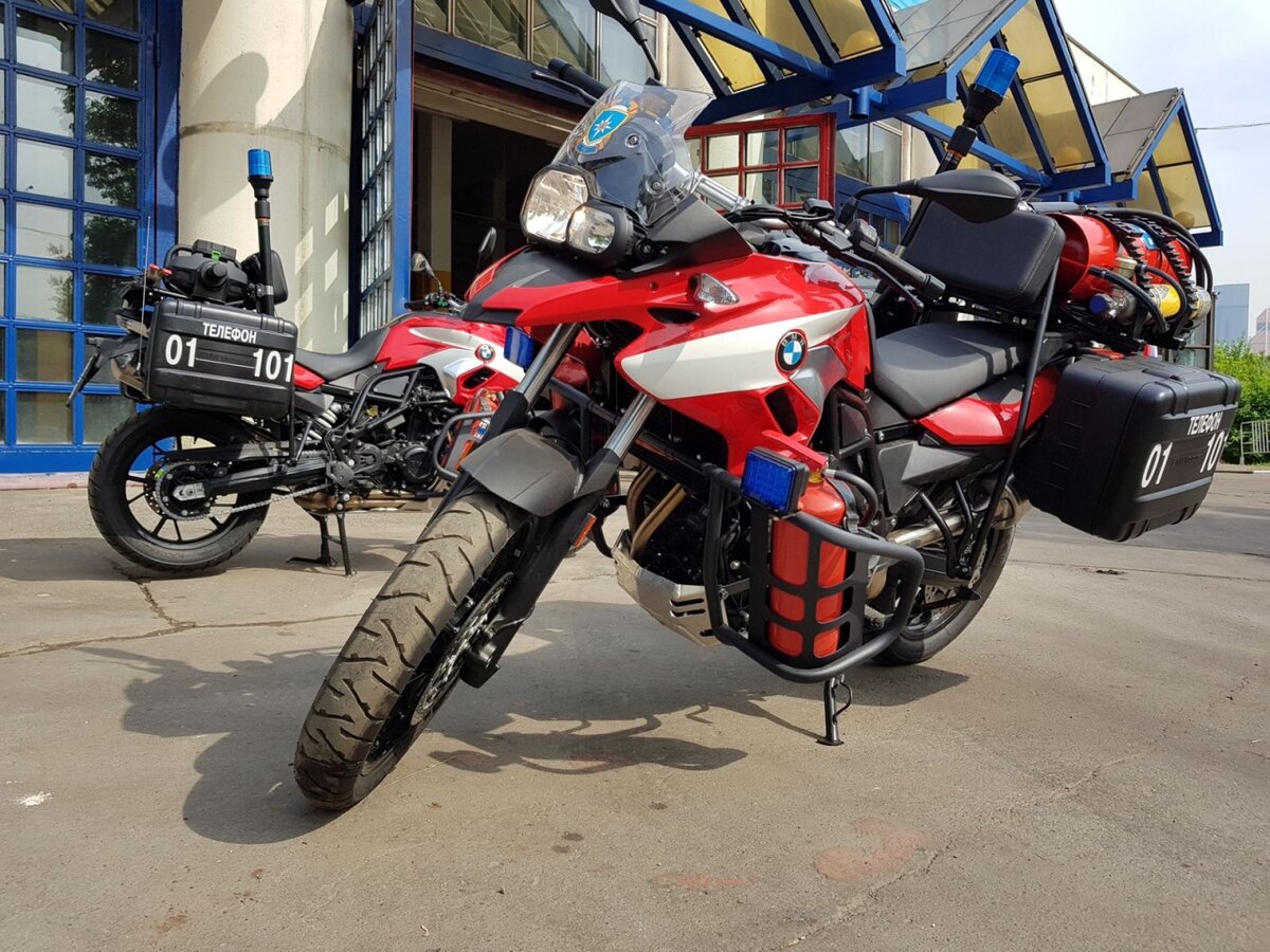 
Пожарный BMW F700GS может помочь справиться с возгоранием на площади до 10 м2