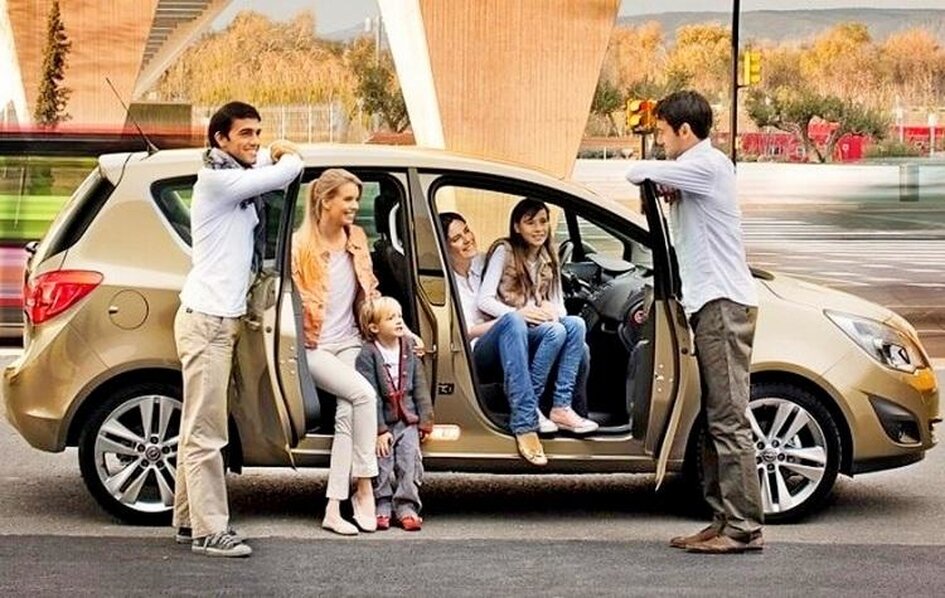Автокредит семейный автомобиль. Семейная машина. Семья в машине. Машина для большой семьи. Лучшие семейные автомобили.