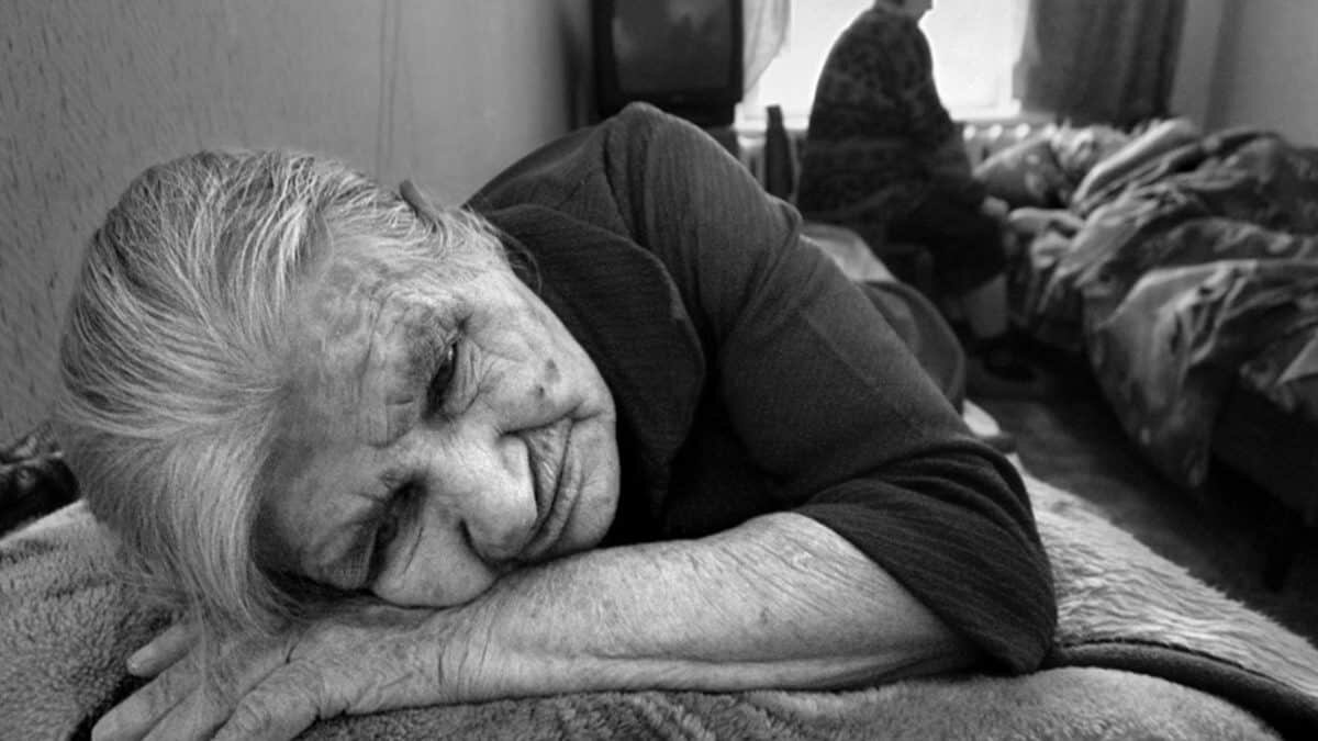 Пожилые мамы спят. Одиночество пожилых. Бабушка плачет. Несчастная пожилая женщина. Одинокая бабушка.