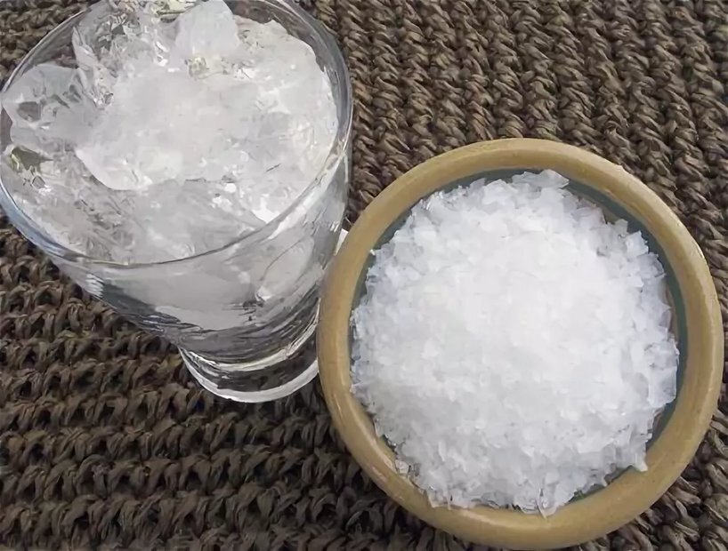 Если болезнь находится в начальной стадии, то солевые процедуры – это самое быстрое лечение косточки на ноге в домашних условиях. Народный метод может не только приостановить развитие болезни, но и уменьшить шишки за короткое время.