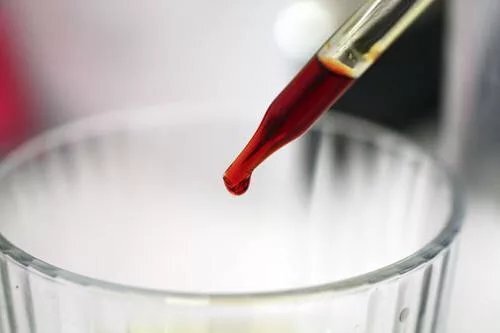 Давно известно, что йод является универсальным средством профилактического и лечебного свойства. Не обойтись без него и в народной медицине, когда беспокоит косточка на ноге. Лечение йодом нужно проводить длительно и методично, и тогда полученный результат будет выраженным и устойчивым.