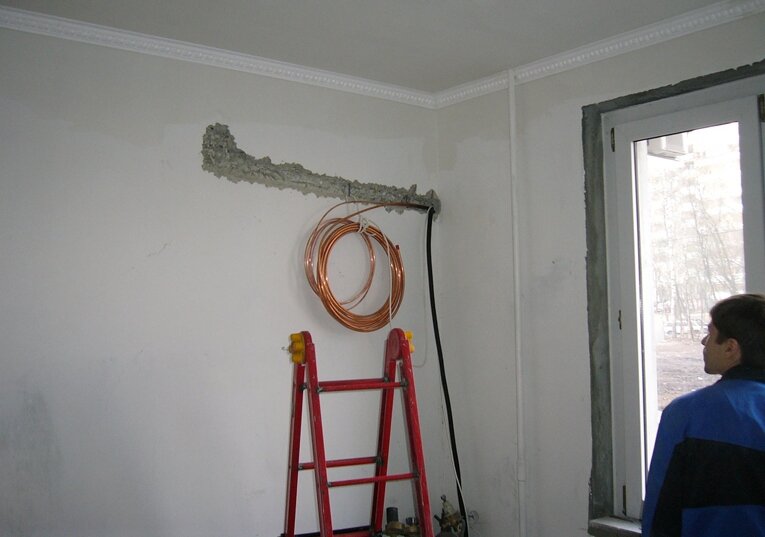 Осмотр стены и электропроводки
