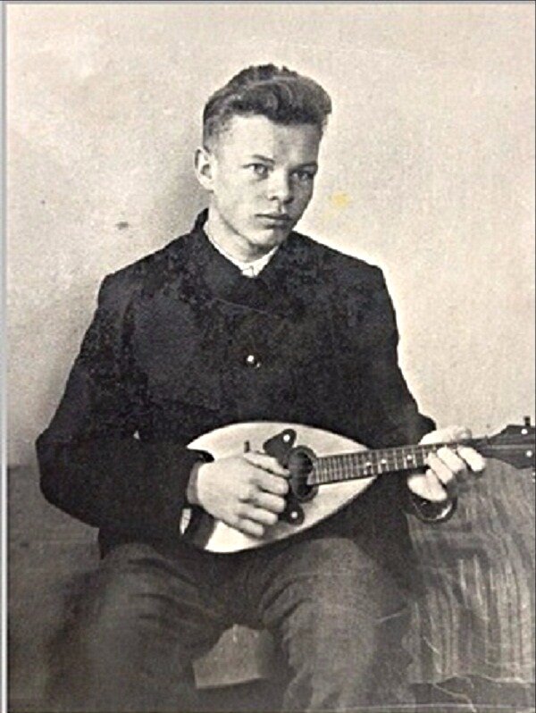 Игорь Дятлов играет на мандолине