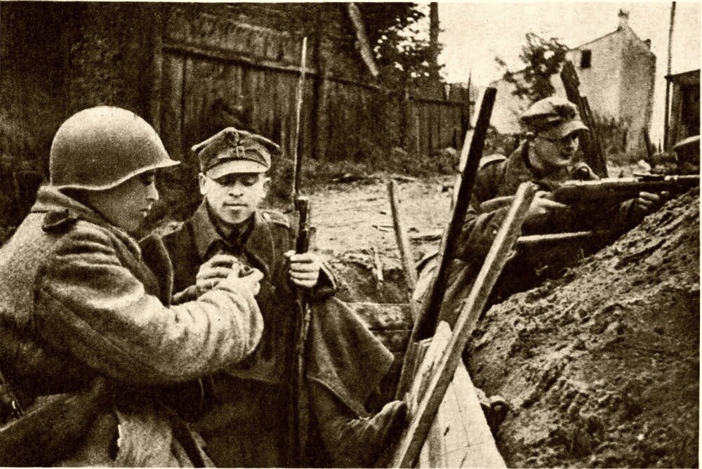 Красноармеец и солдат сформированного в СССР Войска польского. 1944 г.