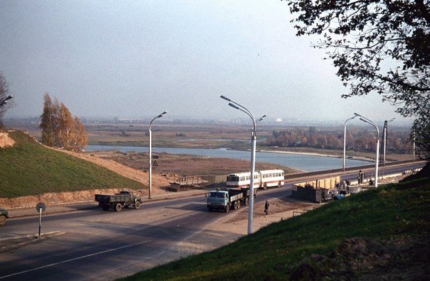 Въезд на Компрессорный мост через реку Казанку в октябре 1977 года. На переднем плане справа — начало прокладки линии трамвая по путепроводу