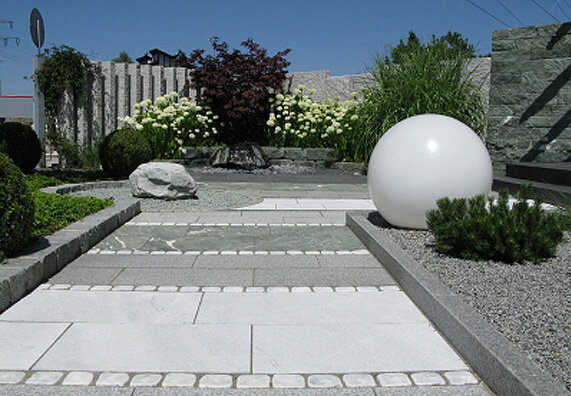  Мудрость «темные силы боятся света» была известна еще многим поколениям до нас. Освещение, правильно расположенное у входной двери и по углам участка, отпугивает незваных гостей. И совсем другое дело долгожданный гость: он рад тому, что исправно работающее освещение указывает ему дорогу. Свет выполняет не только эту функцию. Он создает атмосферу: не зря мы говорим о холодном и теплом свете. Также и интенсивность света играет свою роль: с помощью регулятора уровня освещенности вы можете выбрать для своего сада тонкие световые нюансы. Наши советы и указания помогут вам найти правильное решение.1.Привлекает взгляды и защищает одновременно2.Световые акценты3.Светильники и лампы с фантазией4.Большой выбор и индивидуальная консультация5.Виды освещения – на это стоит обратить внимание6.Полезный совет от ОБИ