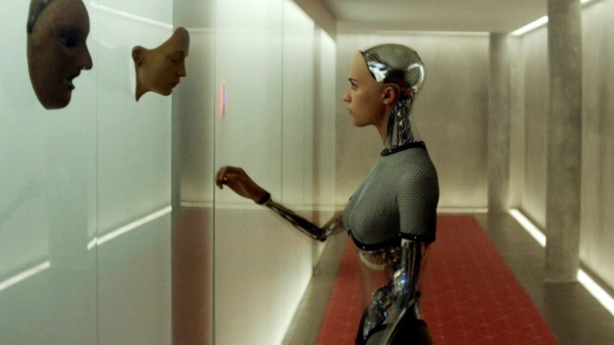 Кукла Маша, вернее, робот Ава.