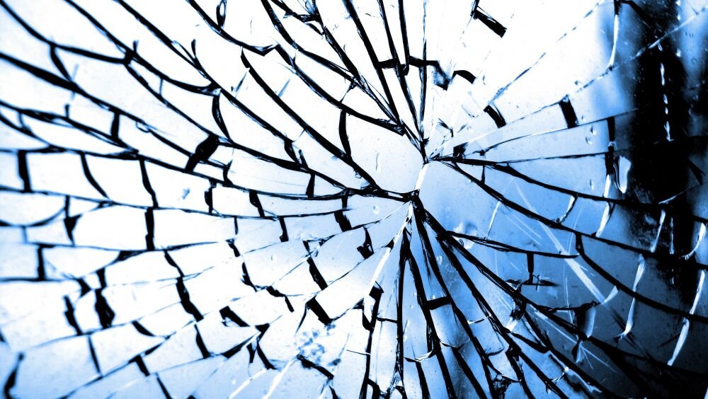 Разбитое зеркало: чем опасно и что с ним делать | NewPosts.ru | Дзен