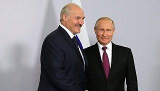 © РИА Новости / Михаил КлиментьевПерейти в фотобанкПутин поздравил Лукашенко с днем рожденияМолодой педагог Чуешкова после института пришла работать в школу, где учился юный Лукашенко, ей дали классное руководство 9 "А". Через многие десятилетия она заявляет, что через всю жизнь пронесла воспоминания о своем первом классе. По ее словам, таких учеников у нее больше не было.