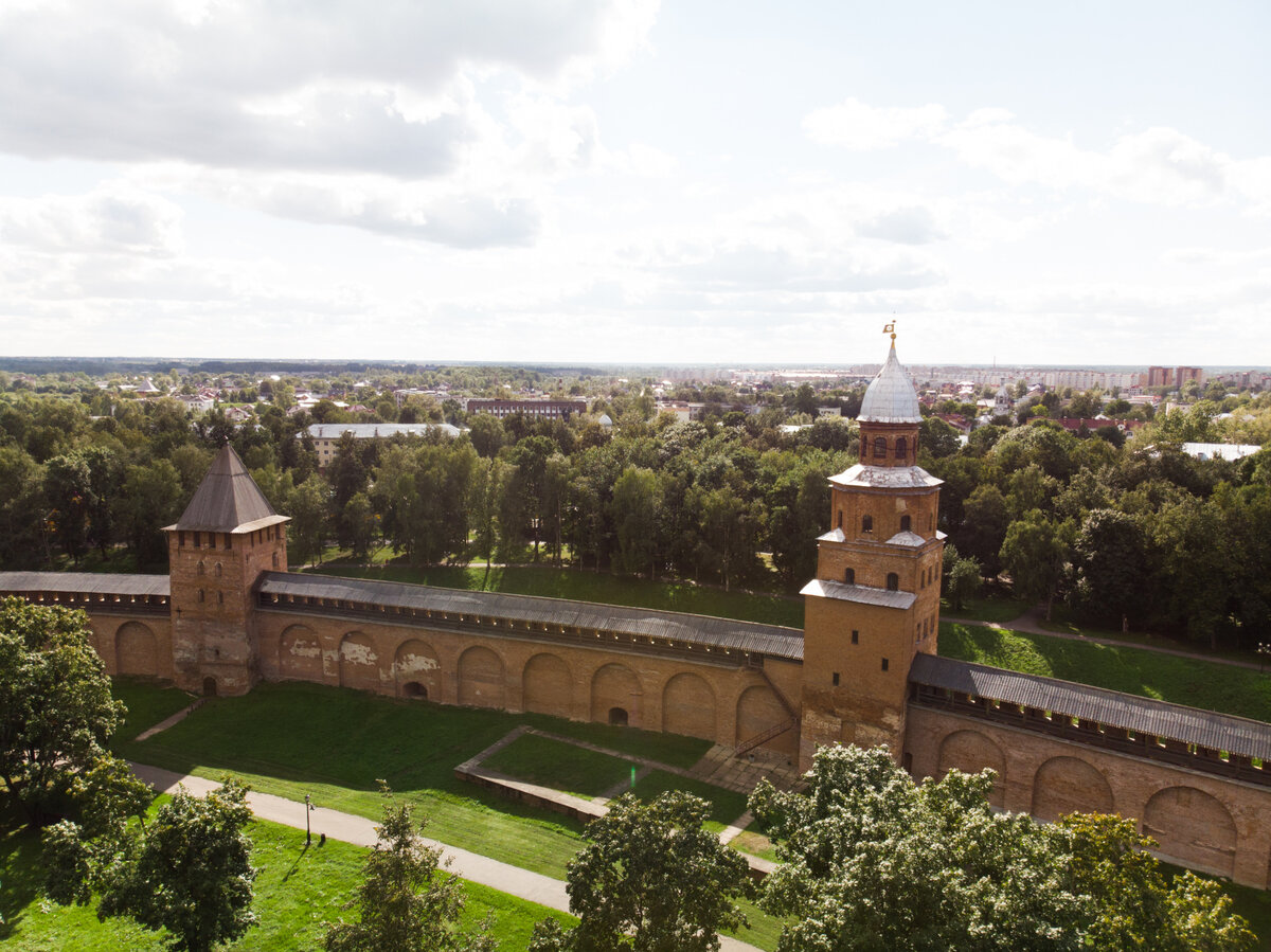 После кремля. Фото девушки у Новгородского Кремля.