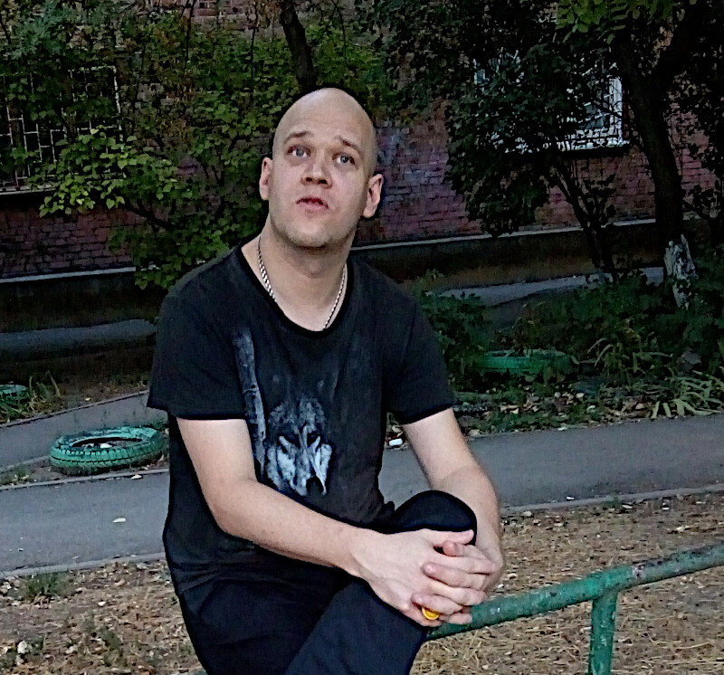 Ученик школы №25 Володя Караваев сидит во дворе своего дома, который за 25 лет не изменился