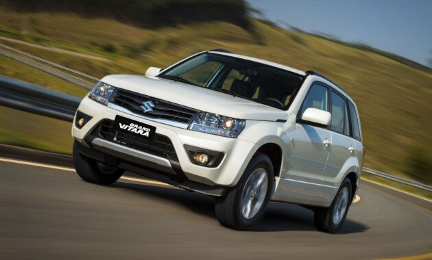 23117 2 6Имя Vitara пришло в автомобильный мир ровно 30 лет назад. Именно тогда компания Suzuki «поймала ветер», осознав, что рынок остро нуждается в компактном внедорожнике с легковым кузовом. Вот только нашего сегодняшнего героя вряд ли можно назвать настоящим внедорожником. Но зато точно можно считать последним на сегодняшний день поколением Vitara, заслужившим любовь многих российских автолюбителей. Ну а от любви до ненависти...