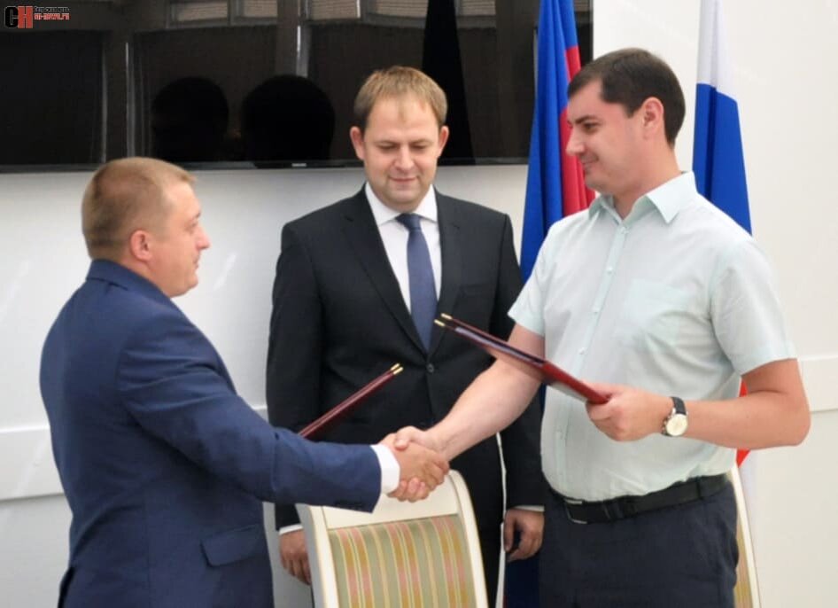 Директор Агрообъединения «Кубань» Иван Сафронов (слева) отметил, что строительство завода по производству продукции из полипропилена станет важным этапом в экономическом развитии района. Фото предоставлено АгроХолдингом «Кубань»