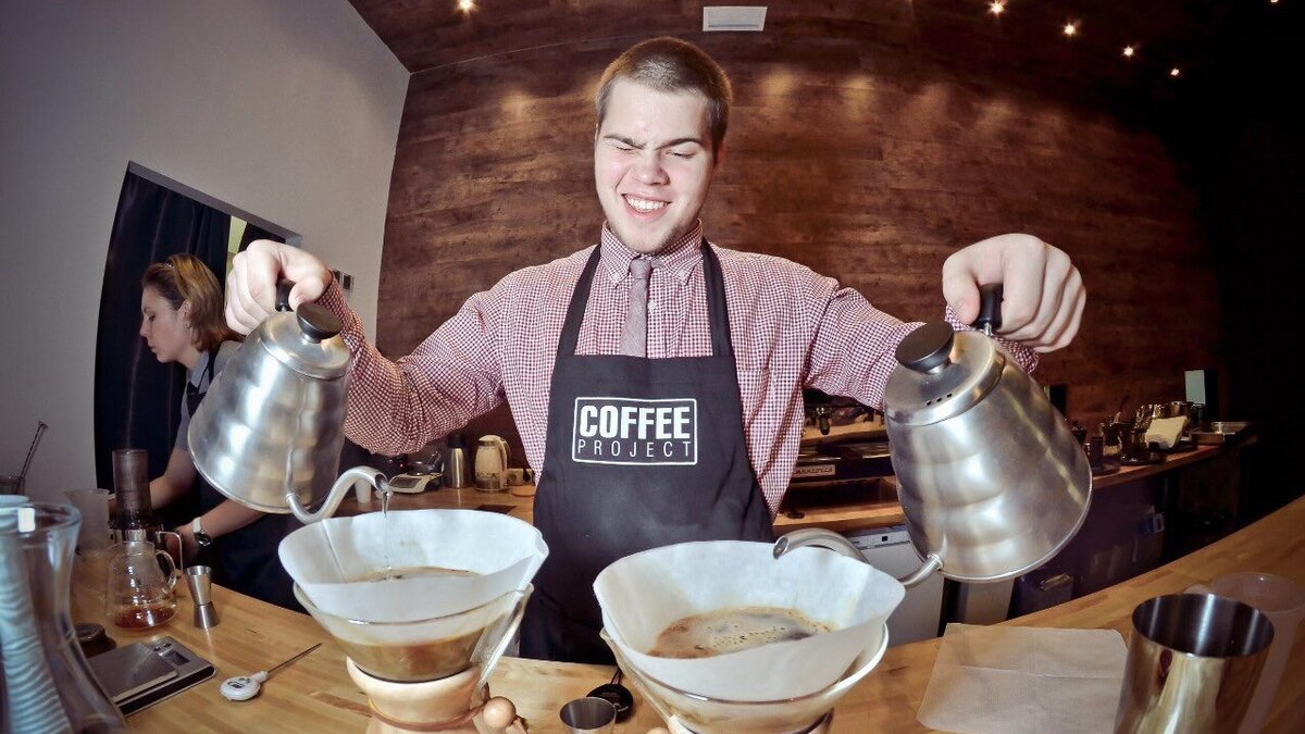 Бариста готовит кемекс, один из видов приготовления фильтр кофе. www.coffeeproject.ru