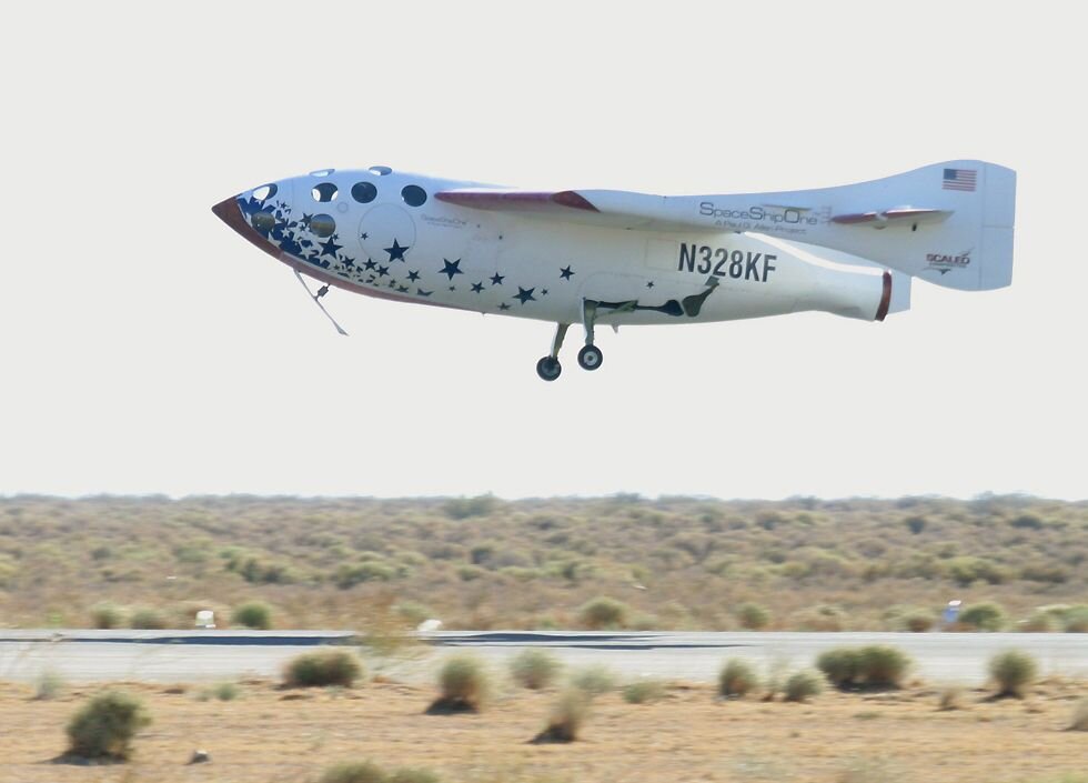 Scaled Composites Llc SpaceShipOne, первый коммерческий космический самолет, предназначенный для выхода в космос, приземлился после испытательного полета