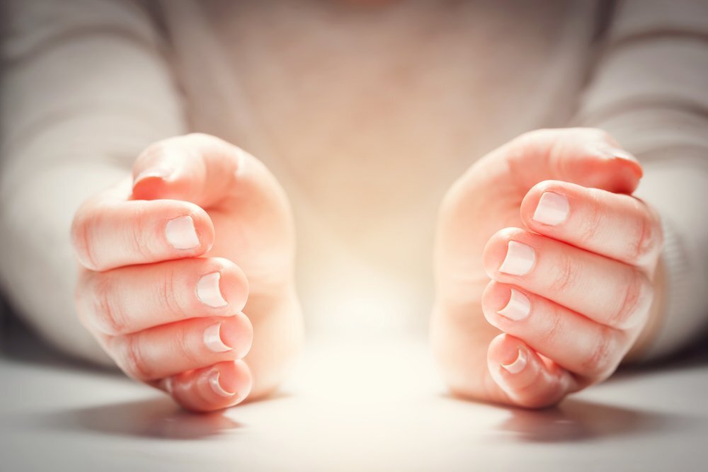  Творчество человека – тот вечный двигатель, который позволяет культуре, науке достигать новых высот. Любая деятельность людей, которая служит преобразованию мира, рождает нечто уникальное, заслуживающее интерес, восхищение, приносящее пользу другим – это творчество. Речь не только о художественных ценностях, технических изобретениях. Мыслительная деятельность людей, рождающая духовные ценности, также представляет собой отдельный вид творчества и одновременно является инструментом гениальности, создающим все уникальные продукты в процессе любой творческой деятельности.Благодаря воображению, рождаются новые идеи литературных произведений, научные изобретения, партитуры музыкальных шедевров, сюжеты гениальных полотен. Любая философская гипотеза, техническая новинка, художественное произведение – это всегда продукт активного познания и творчества. Самозабвенная работа пекаря или повара, цветовода – все это может быть проявлением творчества человека.