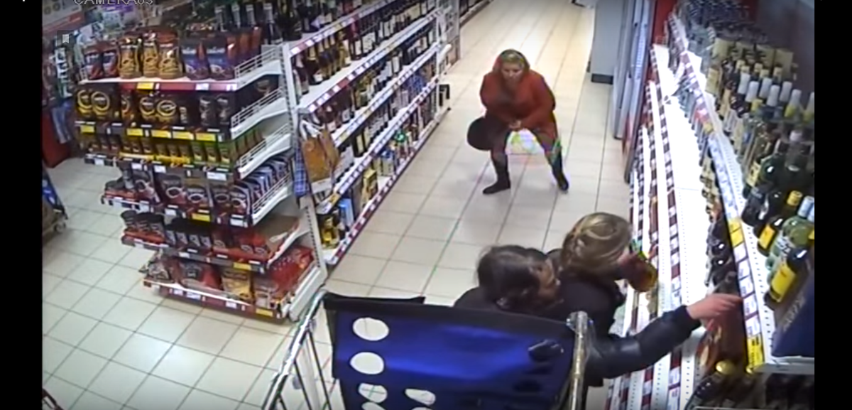 Как оказалось женщины проносили спиртные напитков в колготках, зажав их ногами. При просмотре внутренних камер наблюдений было выявлен факт кражи 112 бутылок спиртных напитков. В своей промежности им удавалось выносить не только спиртные напитки, но и средства гигиены, кофе и даже замороженные продукты. Занимались кражей всегда втроем, чтобы вынести, как можно больше за раз и как можно дольше не появляться в данном магазине. Задержали рецидивисток спустя 1,5 года. Теперь им грозит лишение свободы на срок до 6 лет. 