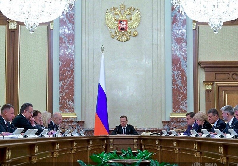 Сперва российской экономике будет сложно из-за внешних факторов. Но потом заработают реформы, и начнётся рост. Правительство особое внимание уделит экспорту и развитию инфраструктуры. SULARU очень-очень надеется, что бытовой здравый смысл главы правительства сможет помочь экономическим преобразованиям.
