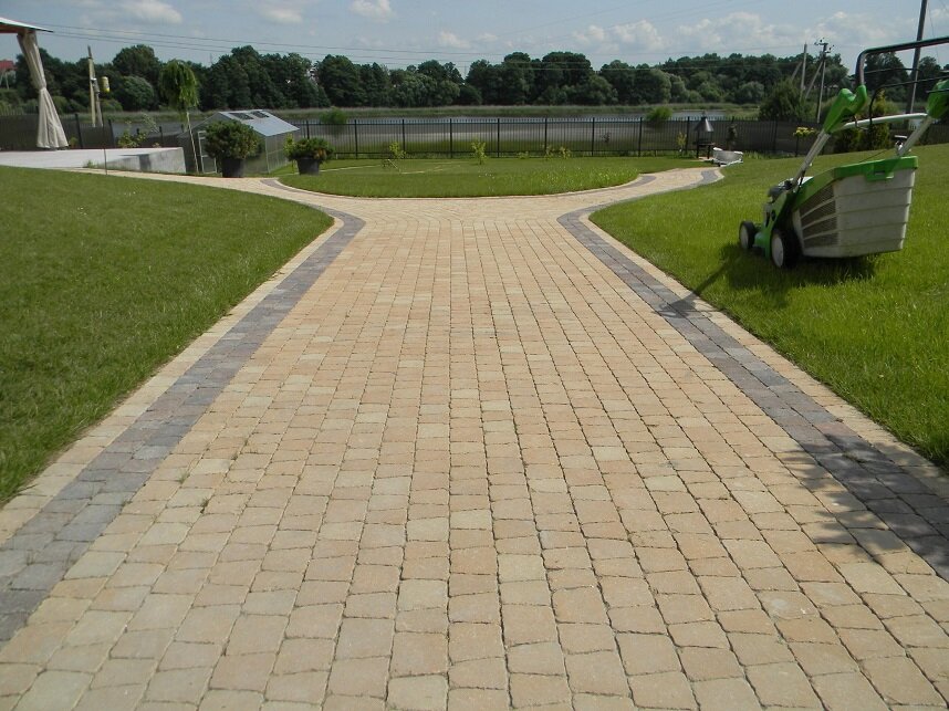 Ухоженная дорожка украшает сад не хуже растений