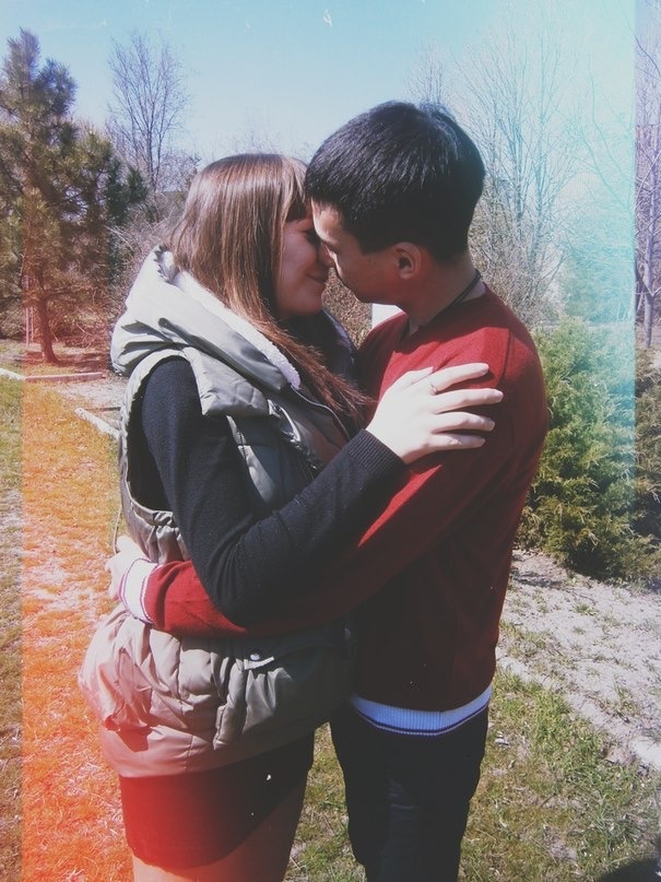 Сегодня нашей паре исполнилось ровно 4года.  В честь этого я хочу разсказать вам о том,каким был первый год совместной жизни с моим мужем.!                                                     Съехав с квартиры в которой я прожила 18 лет,мы с мужем стали снимать маленькую времянку. Хоть она и была маленькой,в ней было очень уютно и тепло. А самое главное что эта времянка была нашим маленьким миром. Миром мужа и моим. Нам большего и не нужно было. Тем более она находилась не далеко от рынка и от дома наших друзей. Мы почти каждый день ходили к ним в гости. Вы просто представить не можете,как нам нравилось возвращаться в наш временный домик. Первое время было нелегко. Нужно было уметь расчитывать свой бюджет,учиться вместе существовать и привыкать друг к другу...                                                                                                                                                                                      Во времянке мы прожили недолго,всего пару месяцев. Мой дядя и его жена нашли для нас крутой частный дом. Их знакомые сдавали его в аренду. Мы с удовольствием переехали в новый дом. И дело не только в удобствах дома(там было три комнаты,крутой ремонт,техника и пол с подогревом),но и в том,что мы хотели сменить обстановку(получить новые эмоции,пожить в новом районе). Ещё одна причина для переезда-моя беременность и роды. С ребёнком во времянке жить как-то не очень. Да и беременной тоже не очень комфортно(ведь мылась я в тазике,а это очень тяжело). И мы незадумываясь рванули жить в тот шикарный дом. О,чем не жалели!                                Так шли месяца и подходили мои роды.Вначале беремености было как-то легко,но потом... Начались ложные схватки на последних месяцах беремености,ходить стало труднее,мыться и обуваться сама я уже не могла. Хорошо что мой муж заботливый! Он помогал мне мыться,обувал меня,помогал мне во всем. Это было так здорово!!!! Такой заботы со стороны парня, я неиспытывала никогда!!!! В последний месяц беременности я легла на сохранение(все таки стрессы и потеря мамы отпечатались на моей беременности)...                                                                                                                                                 Наступил день когда я должна была уже родить. Но родила я ночью(о том как проходили мои роды,я расскажу в следующей статье). Я родила и как положено должна была находиться с ребёнком три дня в роддоме. Честно сказать мне это место порядком уже успело надоесть!!!! Я пробыла там чуть больше месяца и меня просто воротило от этого места. Единственное что мне нравилось,пока я находилась там-это забота мужа! Он готовил мне кушать,привозил чистые вещи и покупал вкусняшки. А ещё мы с ним часами гуляли возле роддома,ведь нам запрещено было покидать территорию... После выписки мы вернулись домой,нам устроили праздник. Все было просто замечательно.              Но и  в том доме нам не суждено было остаться на долго. Ведь мы решили с мужем уехать в другую страну. Мы решили поехать в страну где мой муж вырос( мы захотели жить в России). Мы стали собирать документы на меня и ребенка,делать загран.поспорта и т.д. Набегались немало! На все у нас ушло два месяца. И спустя два месяца мы отправились в новую для меня страну...                                                                                    С тех пор мы так и живем в России,мы все ещё вместе!!! Наше трио преодалело немало мучений. И мы счастливы что все позади!!!...                                                                                                  В  следующий раз я напишу две статьи. Первая будет о том,как мы добрались до России,а  вторая о моих родах. Поэтому подписывайтесь на меня и читайте продолжение этой статьи. И не забудьте прочитать потом уже совершенно другую статью,на другую тему. Всем✌🏻