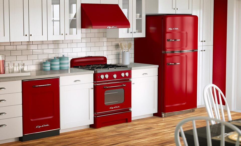 Красные и черные мини-холодильники шириной 70 см