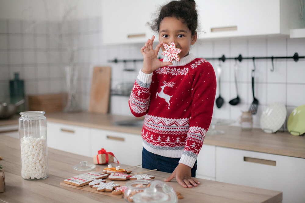 Вика в свитере c оленем от APERO.