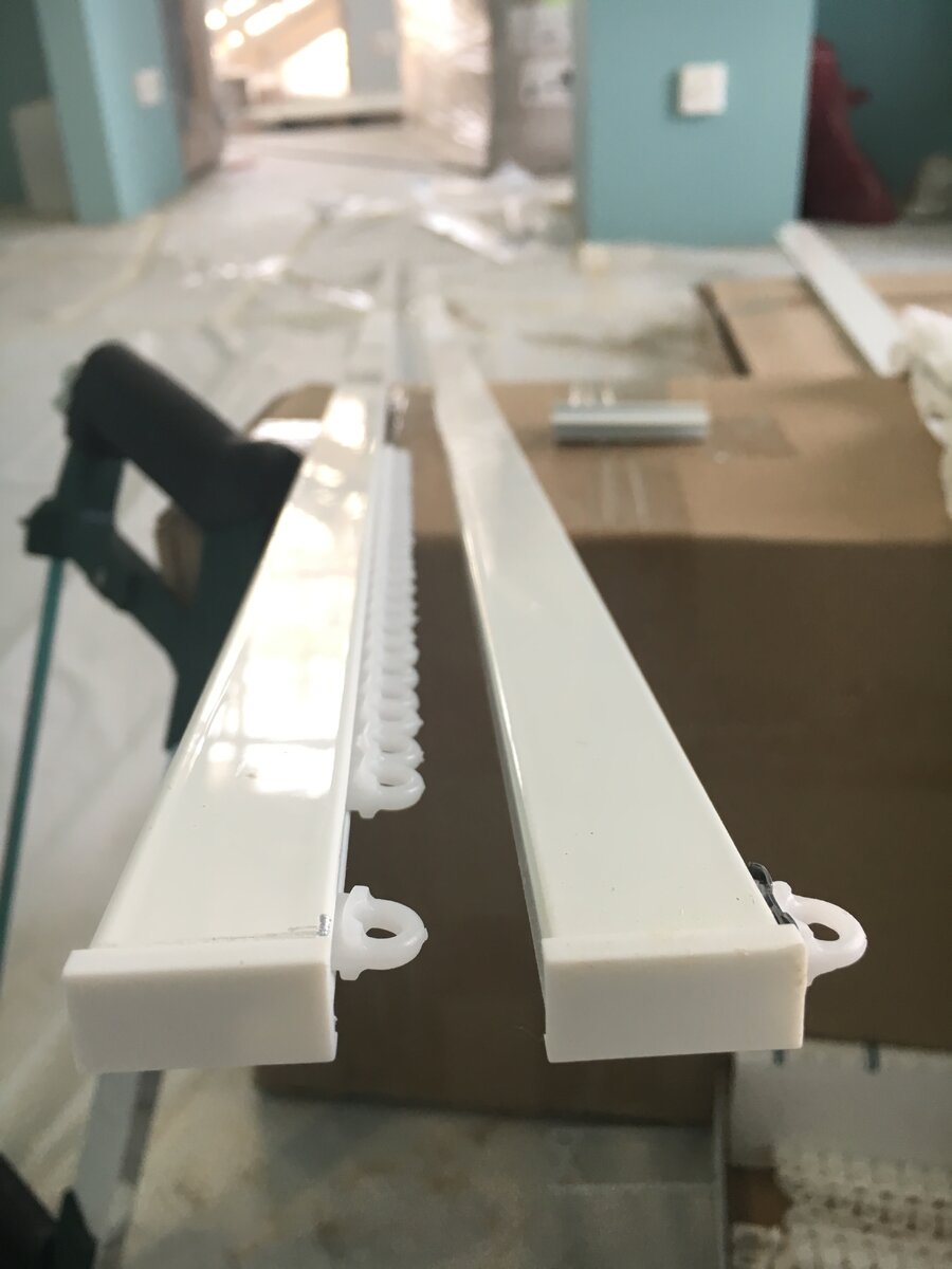 Профиля бывают разных форм, но принцип монтажа везде схож.