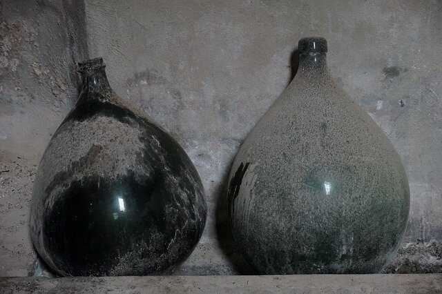 Чтобы банка или бутылка не лопнула при наполнении горячей жидкостью, ее надо предварительно обернуть тряпкой, смоченной в горячей воде.