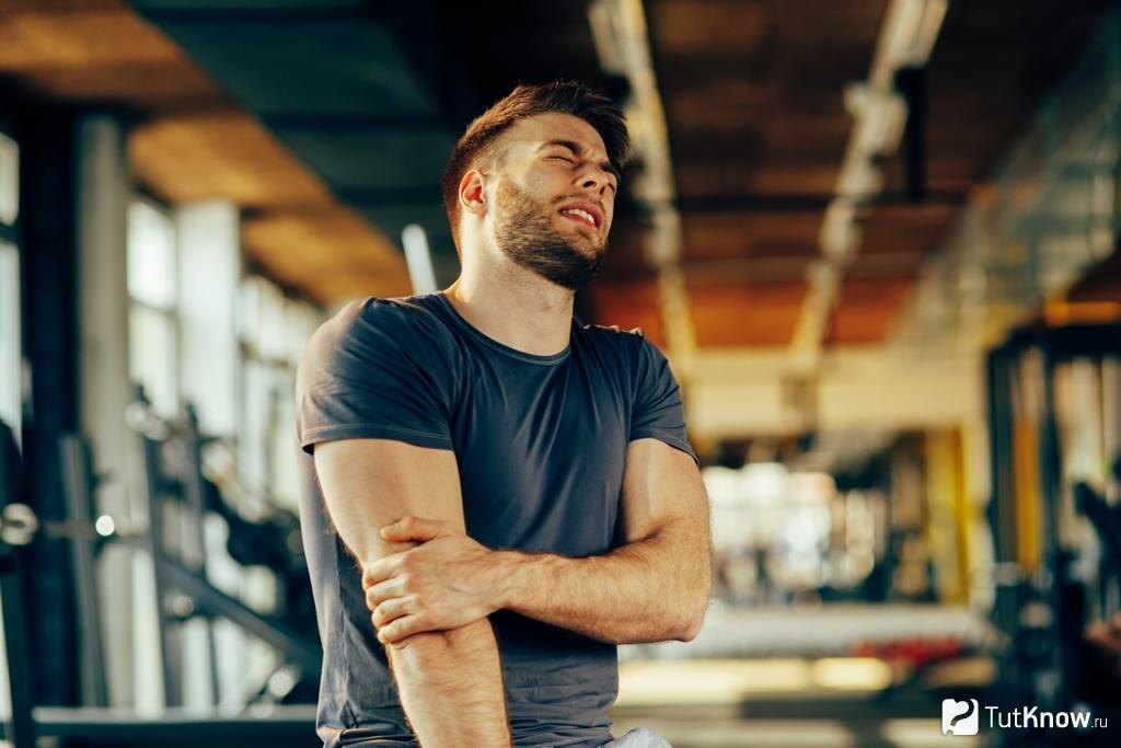 Способ №1. Горячая ванна, душ или сауна После тренировки примите горячую ванну или душ. Под воздействием высокой температуры кровеносные сосуды расширяются и молочная кислота выводится из организма быстрее. То же самое происходит и в сауне.

