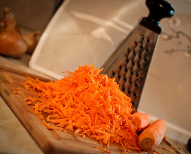 Морковь на крупной терке. Морковь на мелкой терке. Морковь на крупной терке. Морковь крупно натереть на терке. Натирание моркови на терке.