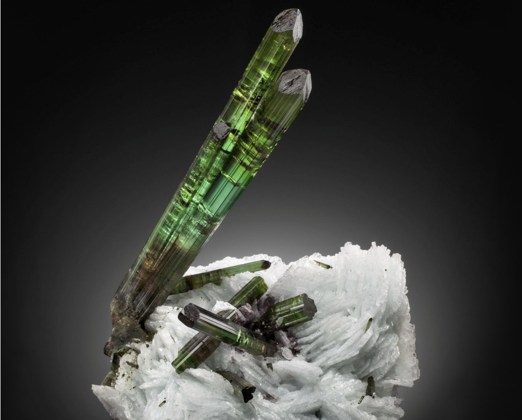 Кристаллы зеленых верделитов с клевеландитом. Источник фото: jewellerymag.ru