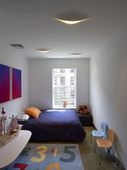 Дизайн узкой спальни - узкой длинной комнаты, в хрущевке, с балконом, 12 кв. м., 2 на 5, 36 фото