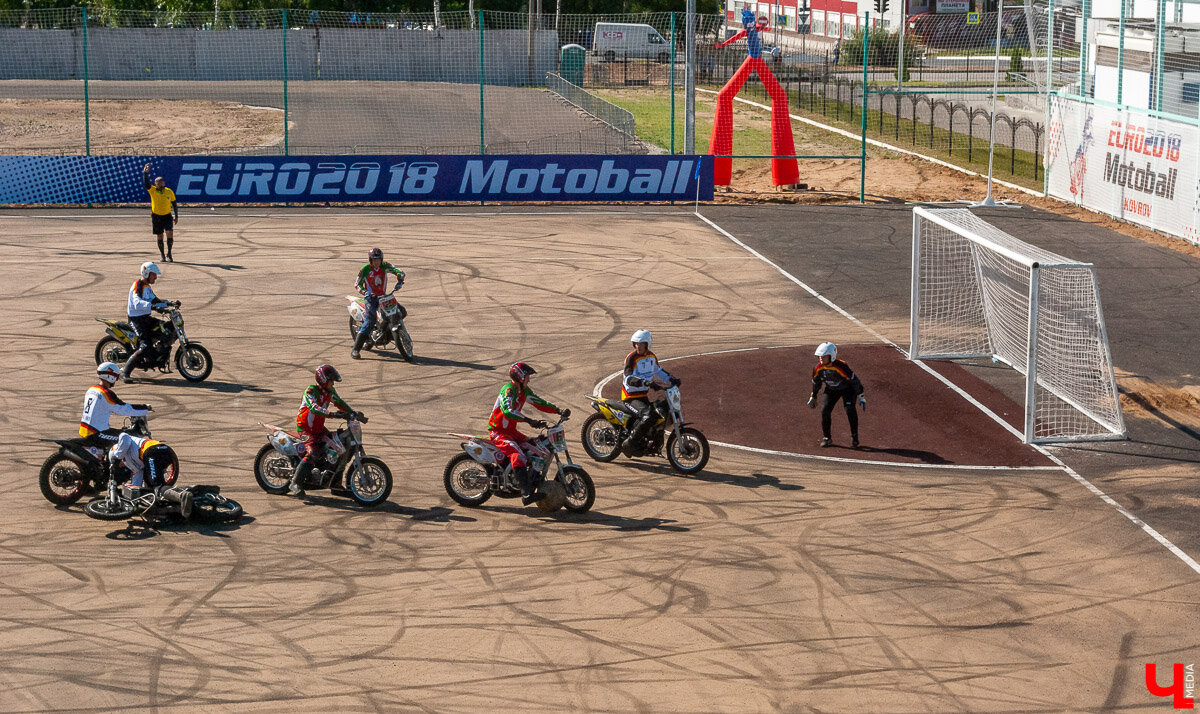  В поле 7 игроков  на мотоциклах плюс пеший вратарь. В матче Германия - Беларусь в Коврове на 32 чемпионате Европы по мотоболу.