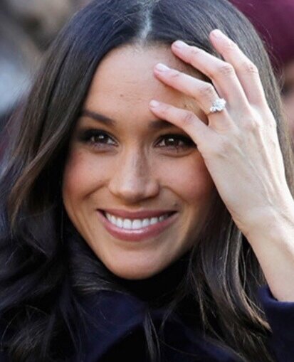 Пользователи Сети выдвинули предположение, что герцог и герцогиня обратились к услугам суррогатной матери. Они утверждают, что Меган Маркл носит накладной живот.