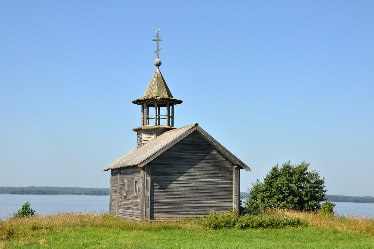 Часовня Самсона (ок. 1850) в деревне Кондобережская на берегу Великой Губы Онежского озера.