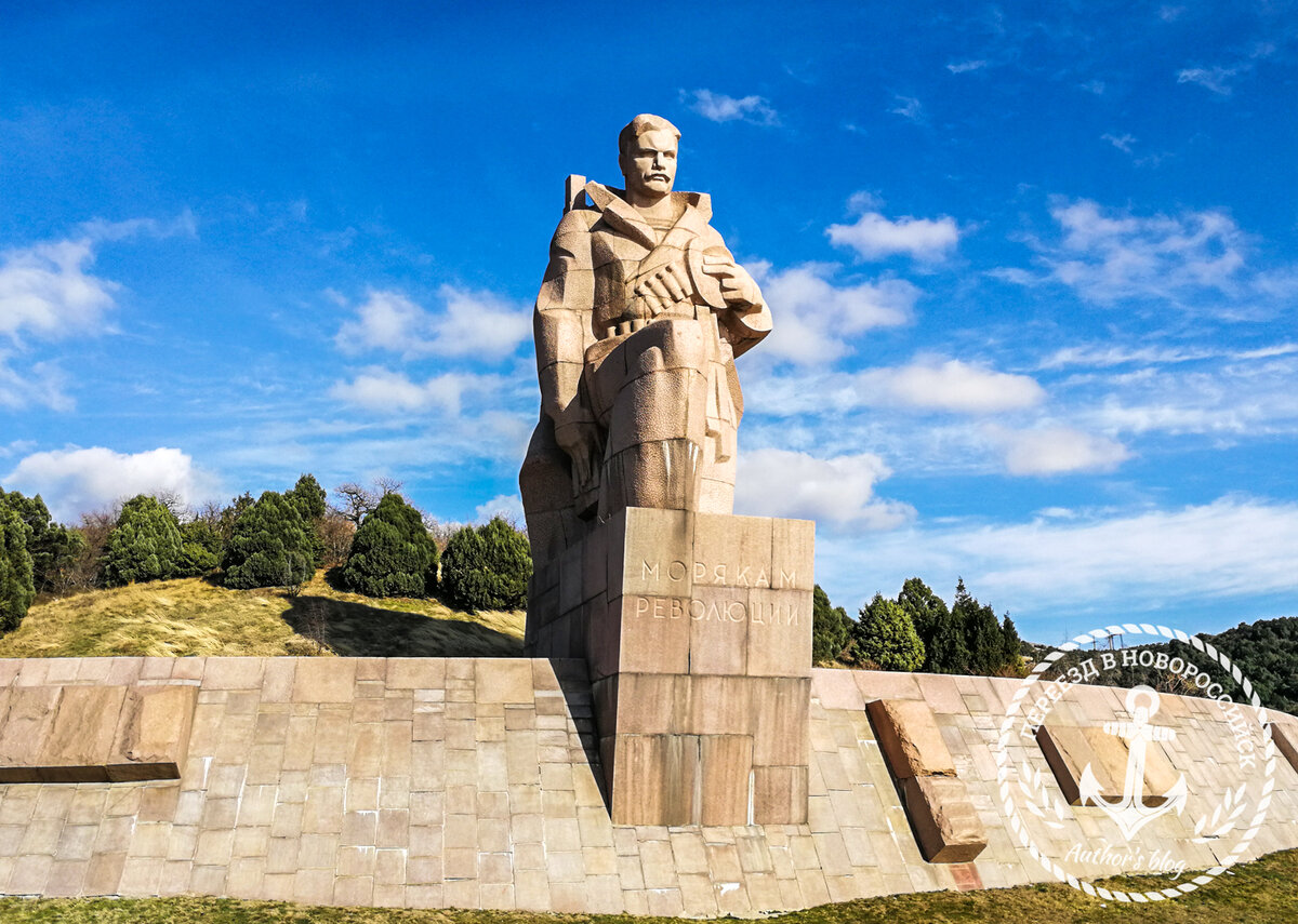 Тай новороссийск. Памятник морякам революции в Новороссийске. Новороссийск памятник морякам. Новороссийск памятник морякам революции в Новороссийске. Памятник морякам революционерам Новороссийск.