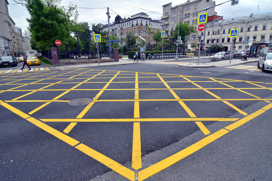 Такая мера позволит существенно улучшить движение на особо загруженных перекрестках — снизить задержки транспорта как городского, так и личного в часы пик на 15-20%. И пассажиры, и автомобилисты смогут быстрее проезжать проблемные участки», — сказали ТАСС в Госавтоинспекции. 
Дорожная разметка в виде решетки желтого цвета («вафля») обозначает границы, которые нельзя пересекать, если впереди дорожный затор. При этом есть нюанс — разметка не запрещает выезд на перекресток, она просто четко показывает его границы.

Согласно пункту 13.2 ПДД, водителю «запрещается выезжать на перекресток или пересечение проезжих частей, если образовался затор, который вынудит водителя остановиться, создав препятствие для движения транспортных средств в поперечном направлении». Штраф за такое нарушение составляет 1000 рублей (КоАП ст. 12.13 ч. 1).

В ГИБДД также пояснили, для создания необходимой доказательной базы в постановлении будут размещаться шесть фотографий нарушения, из которых четыре обзорных снимка самого нарушения с указанием даты и времени нарушения, траектории движения транспортного средства нарушителя и фиксации работы светофора в красном режиме.