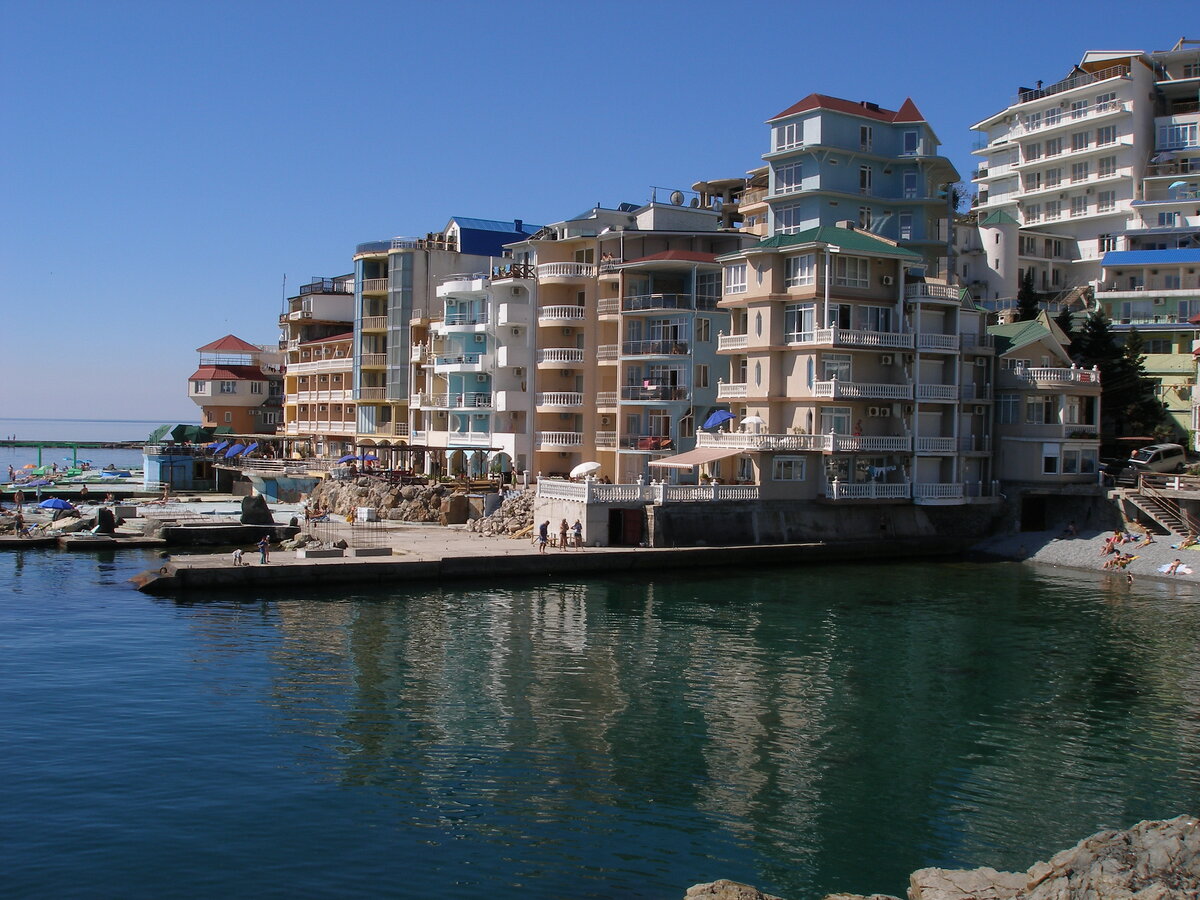 Алушта поселок утес. Крым поселок Утес Санта Барбара. Утес Алушта Санта Барбара. Санта Барбара эллинги Крым утёс. Эллинги в Утесе в Алуште.