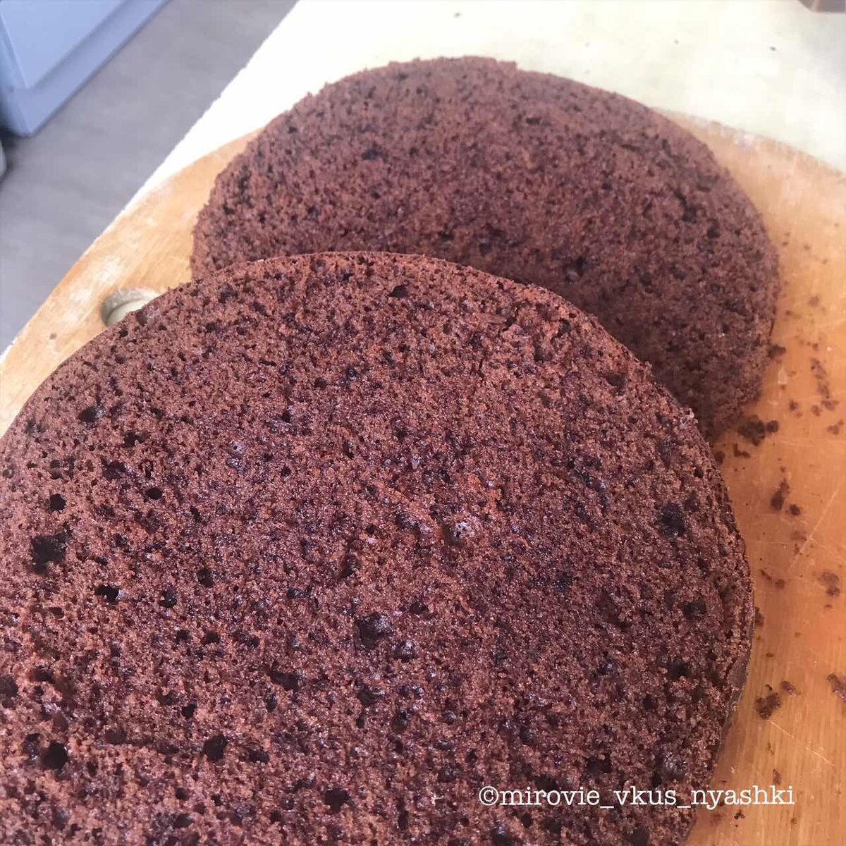 Бисквит не поднялся причины. Нежный высокий ореховый бисквит для торта. Бисквит ошибки. Бисквит сгущенка и майонез. Коржи для торта бисквитные.