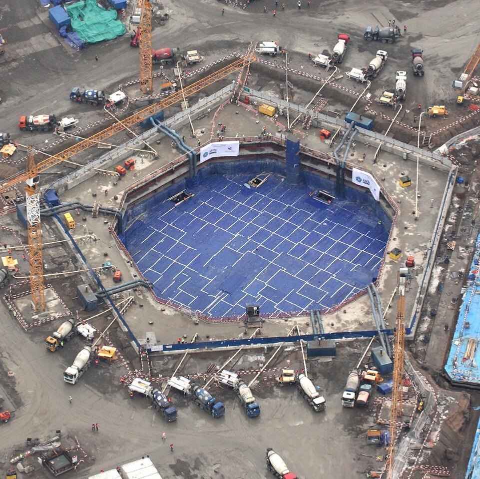 На фото: открытые участки защитных мембран над бетонируемой плитой