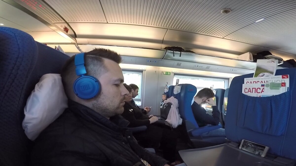 У меня есть шейная подушка, но в ту спонтанную поездку забылась дома(