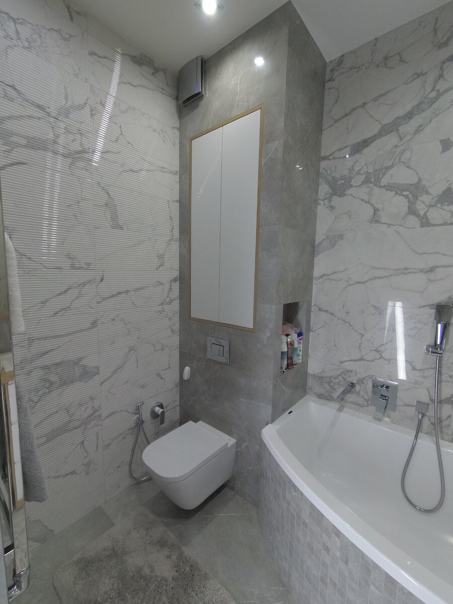 Ниша с коммуникациями  закрыта мебельными крашенными фасадами.